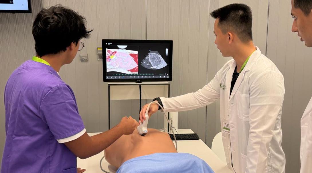 スペインの最新鋭のバーチャル病院で学ぶ高校生医療ボランティアたち